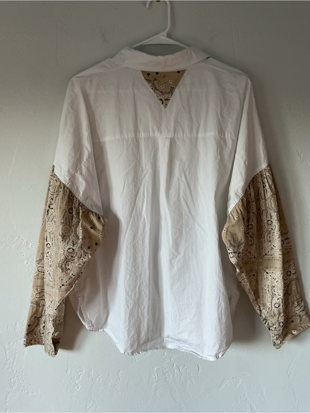 POL Oversized White Button-Down Shirt with Tan Bandana Details - Picture 7 of 10